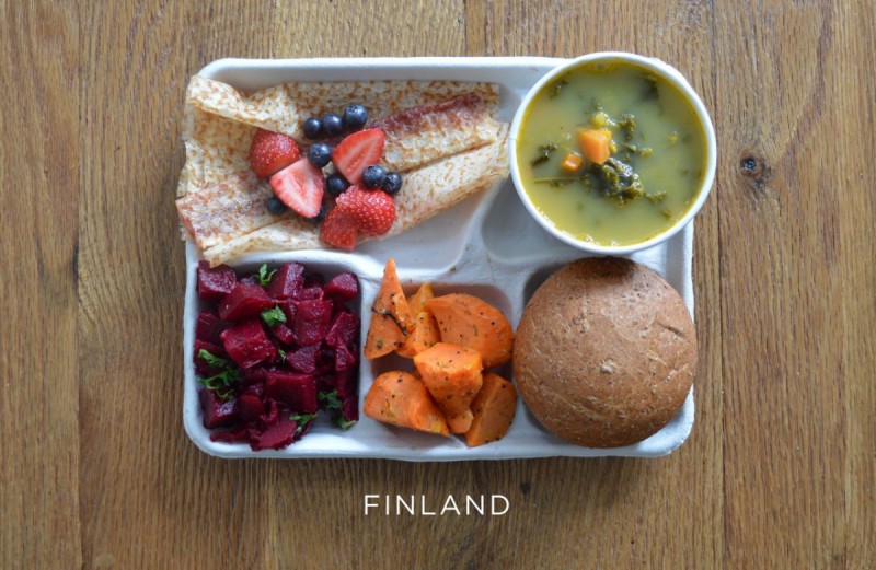 finsko_finland-pea-soup-beets-carrot-salad-bread-pannakkau-dessert-pancake-fresh-berries