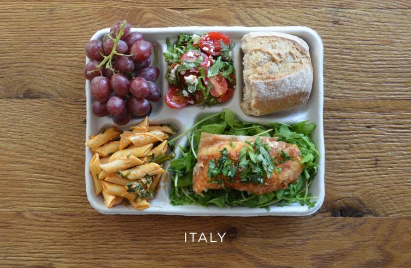 italie_italy-fish-on-arugula-pasta-with-tomato-sauce-caprese-salad-baguette-grapes