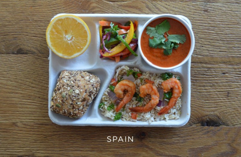 spanelsko_spain-sauted-shrimp-brown-rice-veggies-gazpacho-fresh-peppers-bread-orange