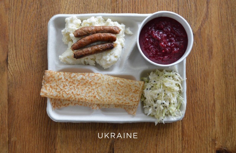 ukrajina_ukraine-mashed-potatoes-with-sausage-borscht-cabbage-syrniki-dessert-pancake